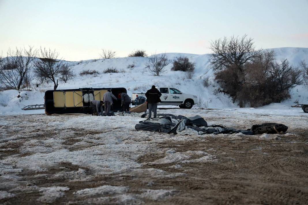 Beyaza bürünen Kapadokya büyüledi! Şehrin ışıkları geceyi aydınlattı 25